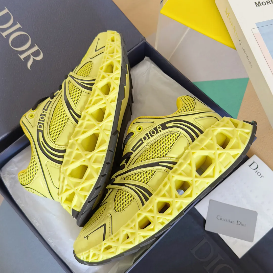 【DIOR】P:800💰 Men's 39-44. (Male 45.46 custom-made) Dior kawa Dior joint 2025ss casual sports shoes‼ ️ Reinterpret running shoes with dior’s haute couture style. b35 is made of fine-textured leather and mesh fabric materials. It can be worn in all seasons, is comfortable and breathable, and has many lines on the shoe body to outline details. It has a full retro three-dimensional feel and can create a casual look all year round!